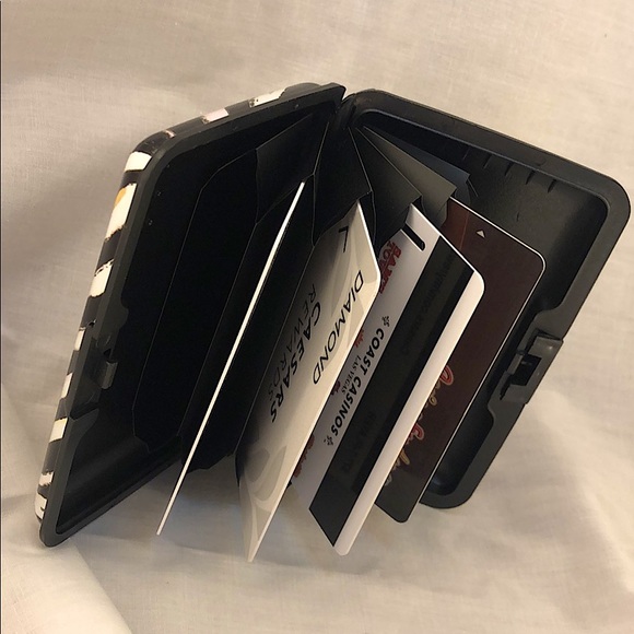 Credit card case with ID Theft Blocker - Picture 4 of 9